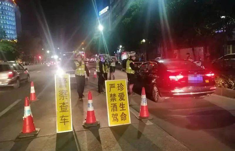 交警夜间查车图片真实图片