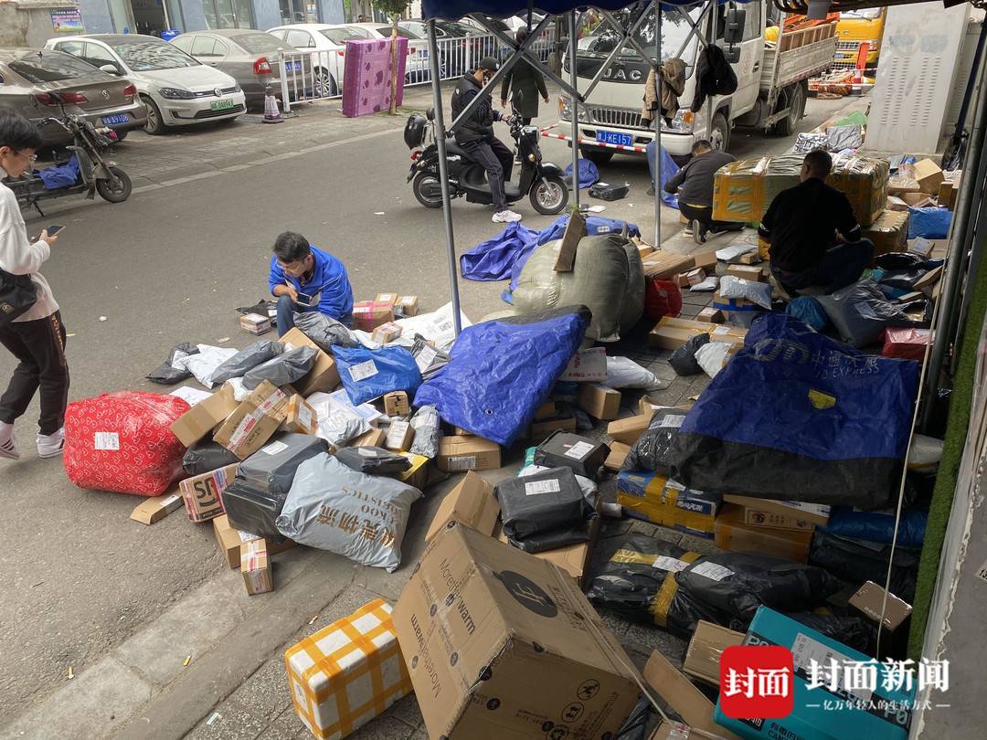 快递员正在扫描快件