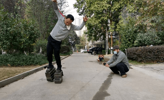 厉害了博白一男子为了健身每天穿150公斤重铁鞋锻炼