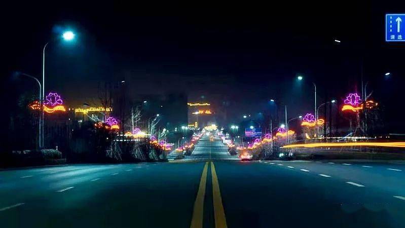 西滨河路东滨河路光明路人民路夜幕初上,霓虹闪烁,南召县城区各主要