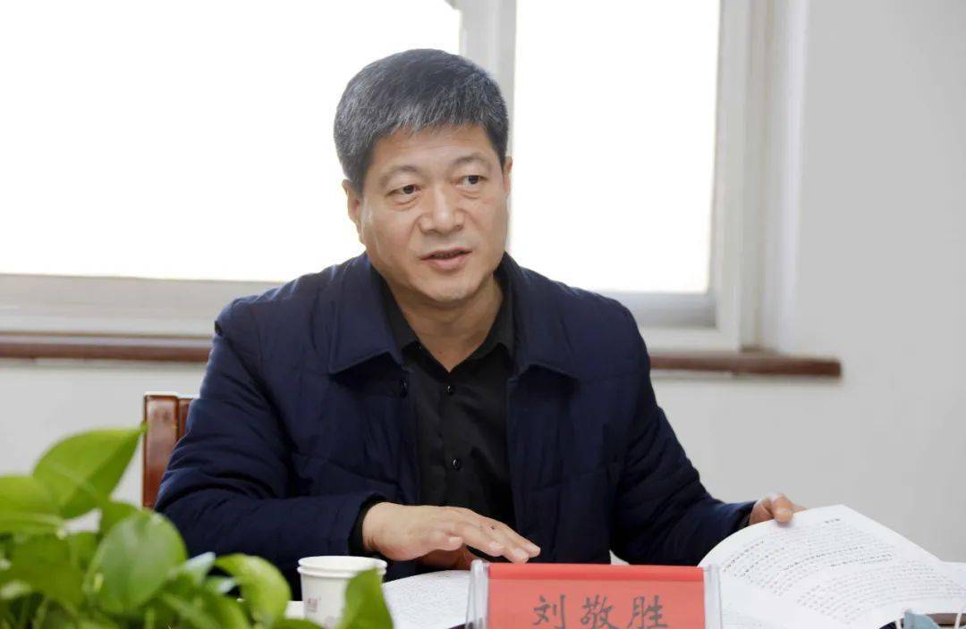 郑友东代表党工委班子作对照检查,并带头做个人对照