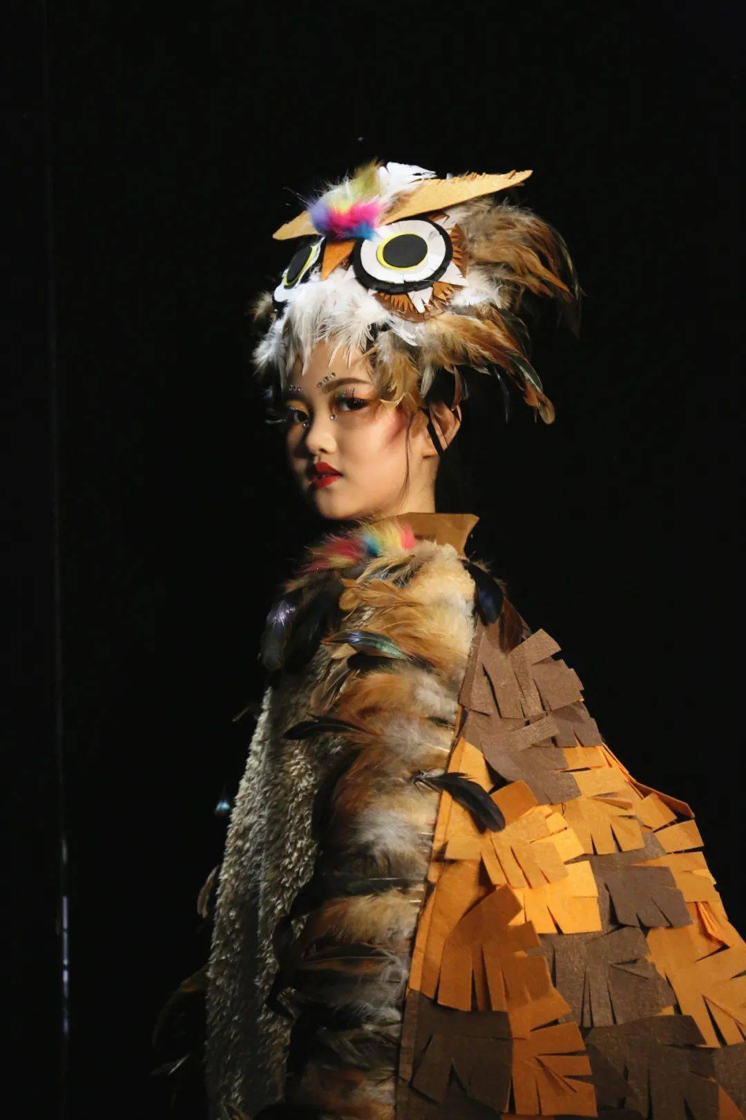 服装和化妆细节让人眼前一亮按照音乐剧演出要求配置现场中英文字幕高