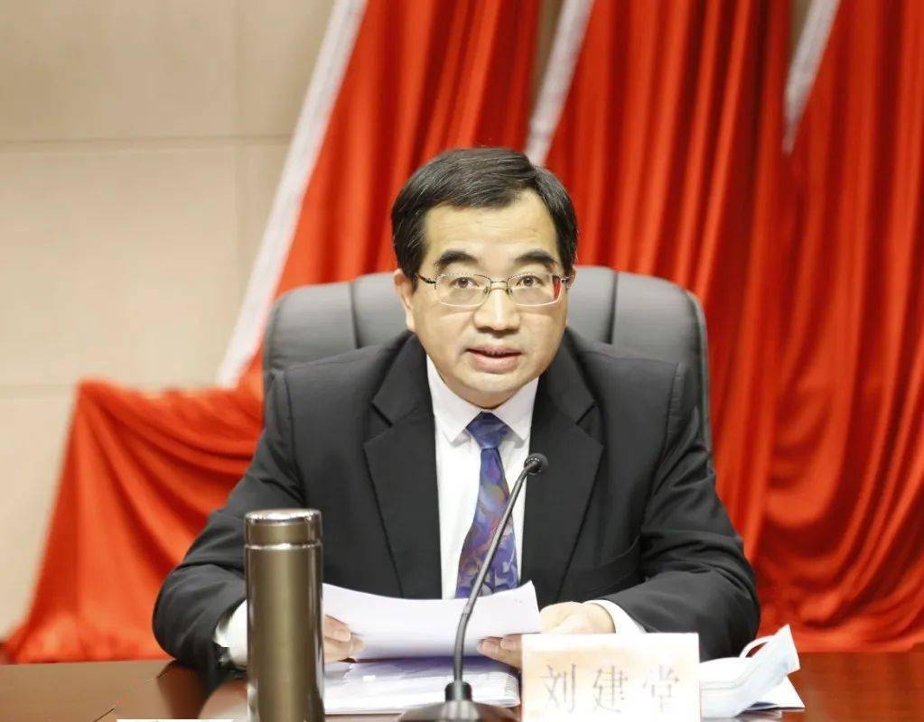 市委常委,市纪委书记,市监委代理主任刘建堂代表市纪委常委会作工作