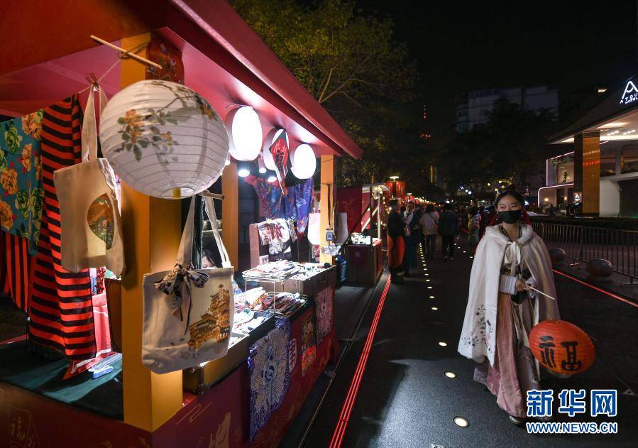 成都：新年集市点亮新春夜晚