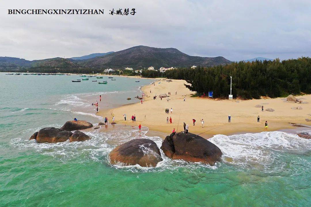 大海边,沙滩上.