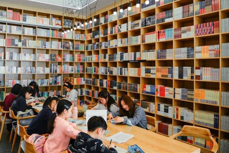 深圳全市51家简阅书吧启动青年加油站全天候服务