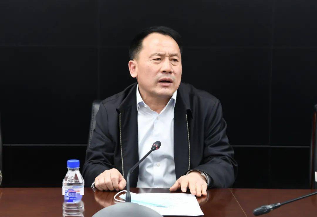 区长简俊峰出席会议.