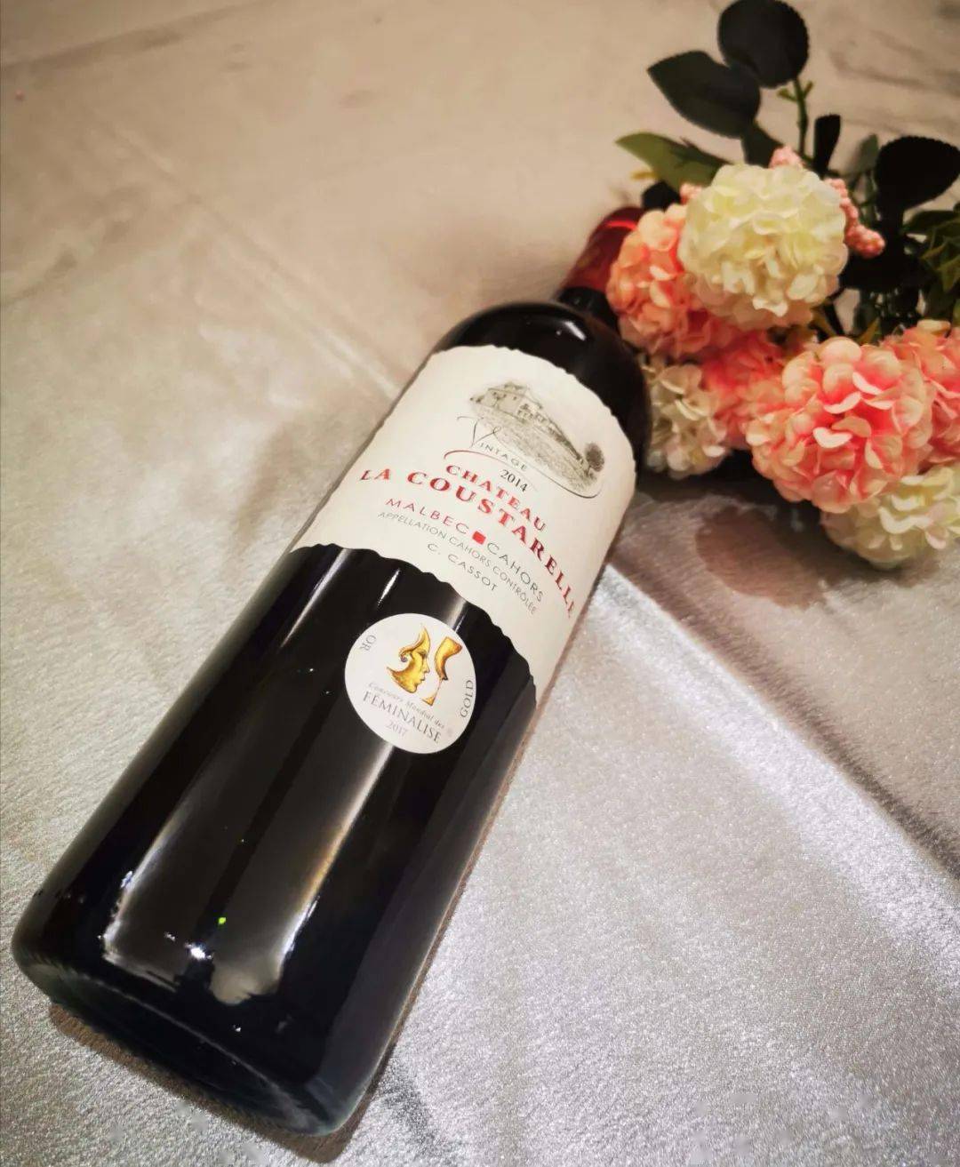 红酒辞旧岁举杯贺新年让我们一起欢聚畅饮吧