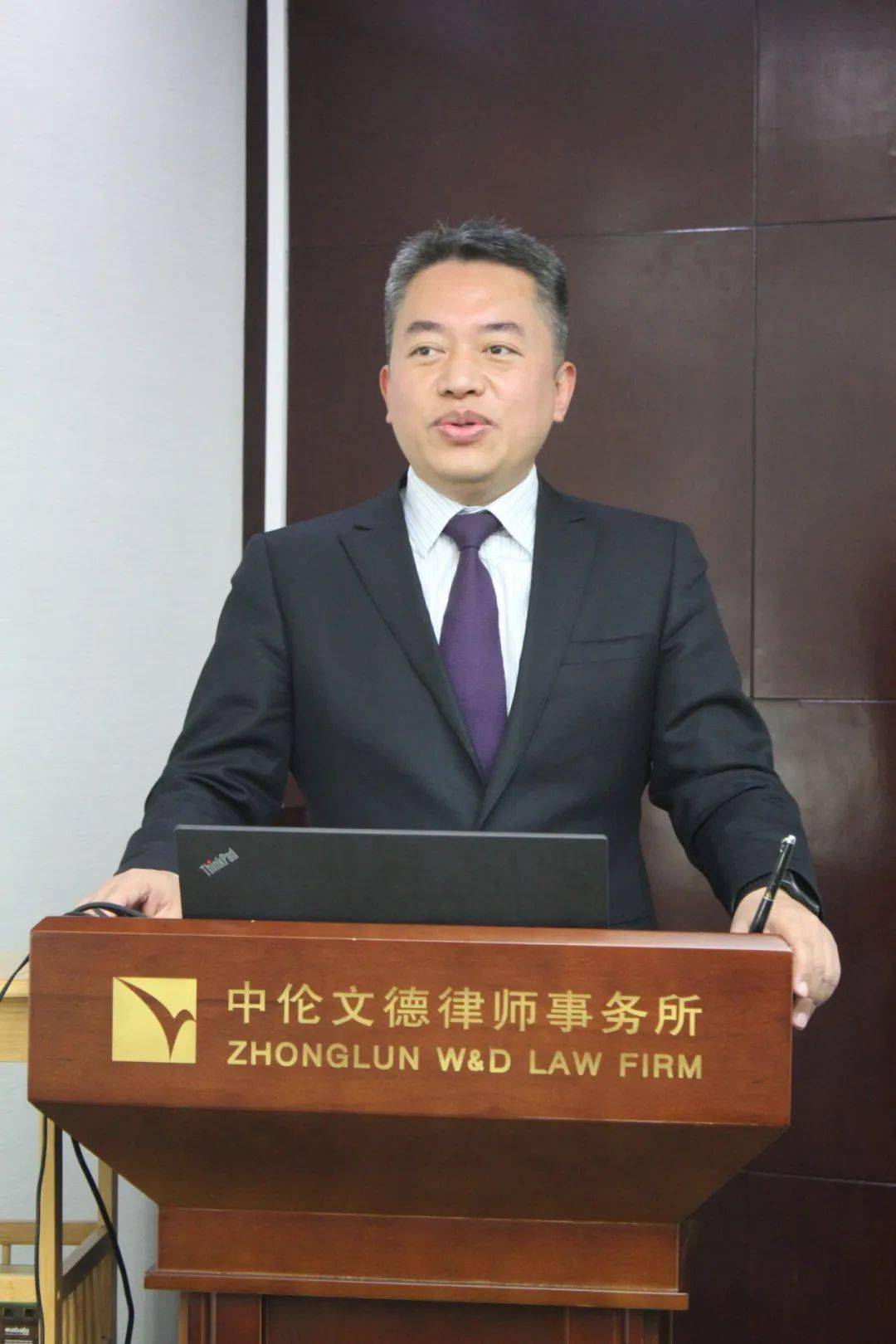 中伦文德事务所主任李铮律师作为颁奖嘉宾发表致辞,他首先对四位获奖