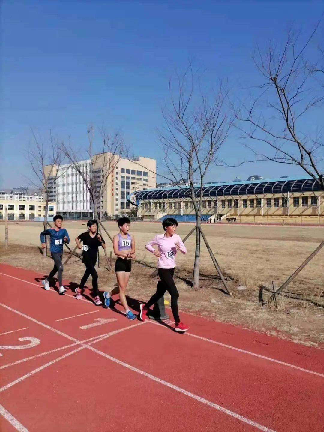 市体校组织开展田径项目冬训测试赛_训练