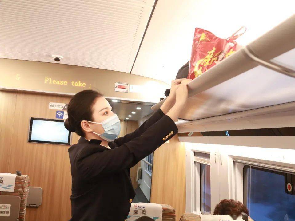 动车小姐姐跨界成"网红",用流量守护旅客平安出行_刘影