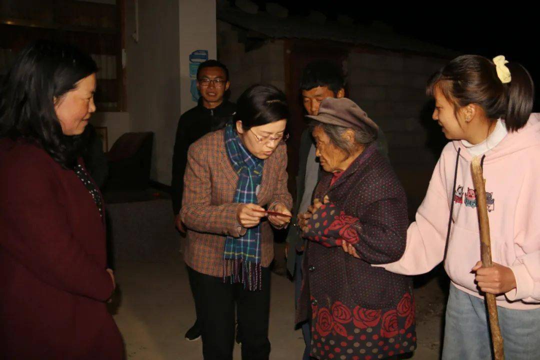 鹤庆县委书记县长段红丽慰问县处级退休老干部和贫困户