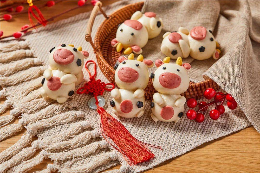 卡通小牛馒头 | 祝大家在新的一年里牛人牛事走牛势!