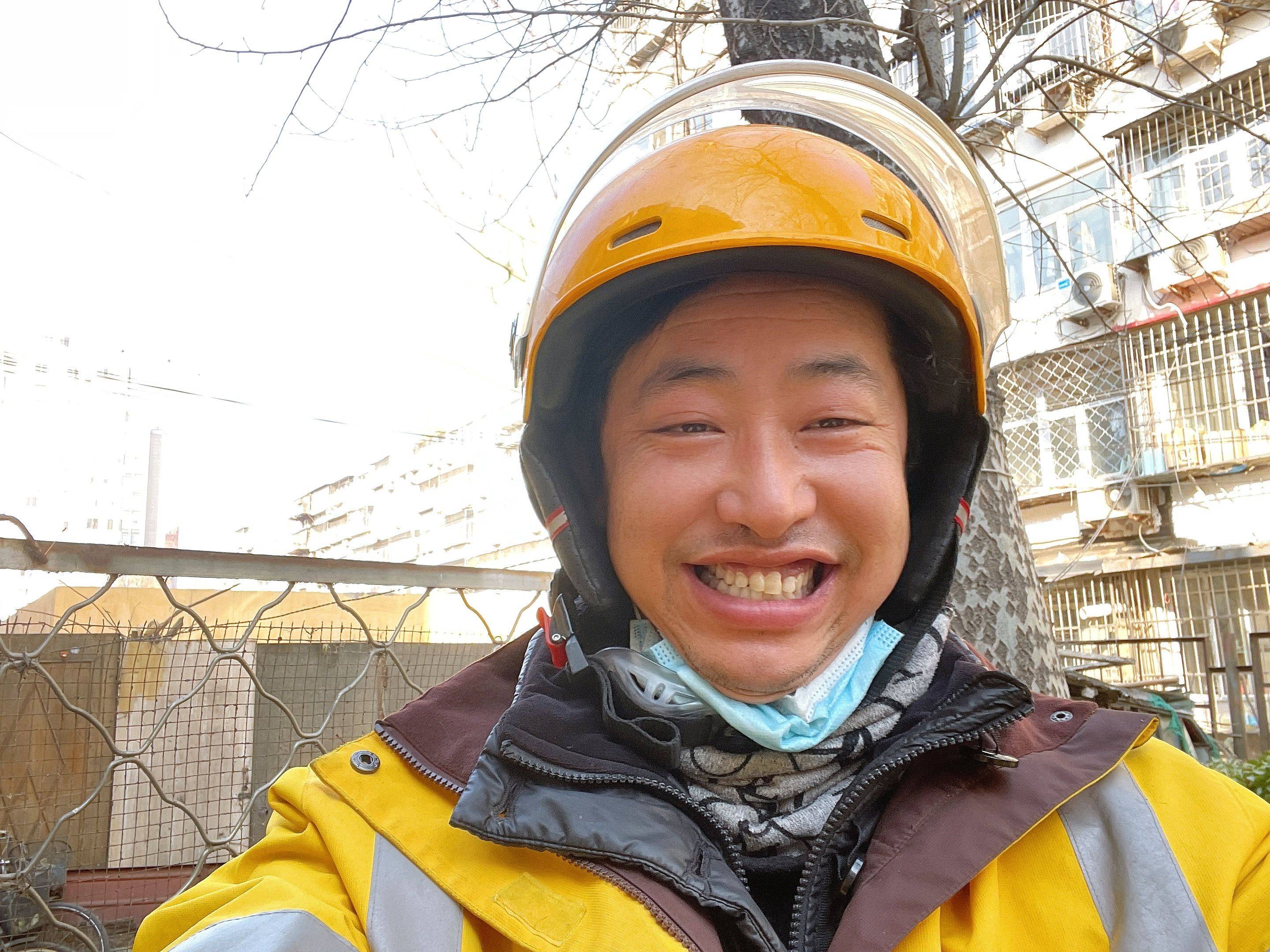 就地过年的外卖骑手站点准备了年夜饭跟兄弟们一起过年