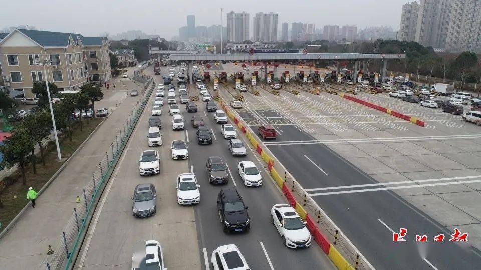 今天黄陂岱黄高速府河收费站前,车辆排起1公里的长队_戴容