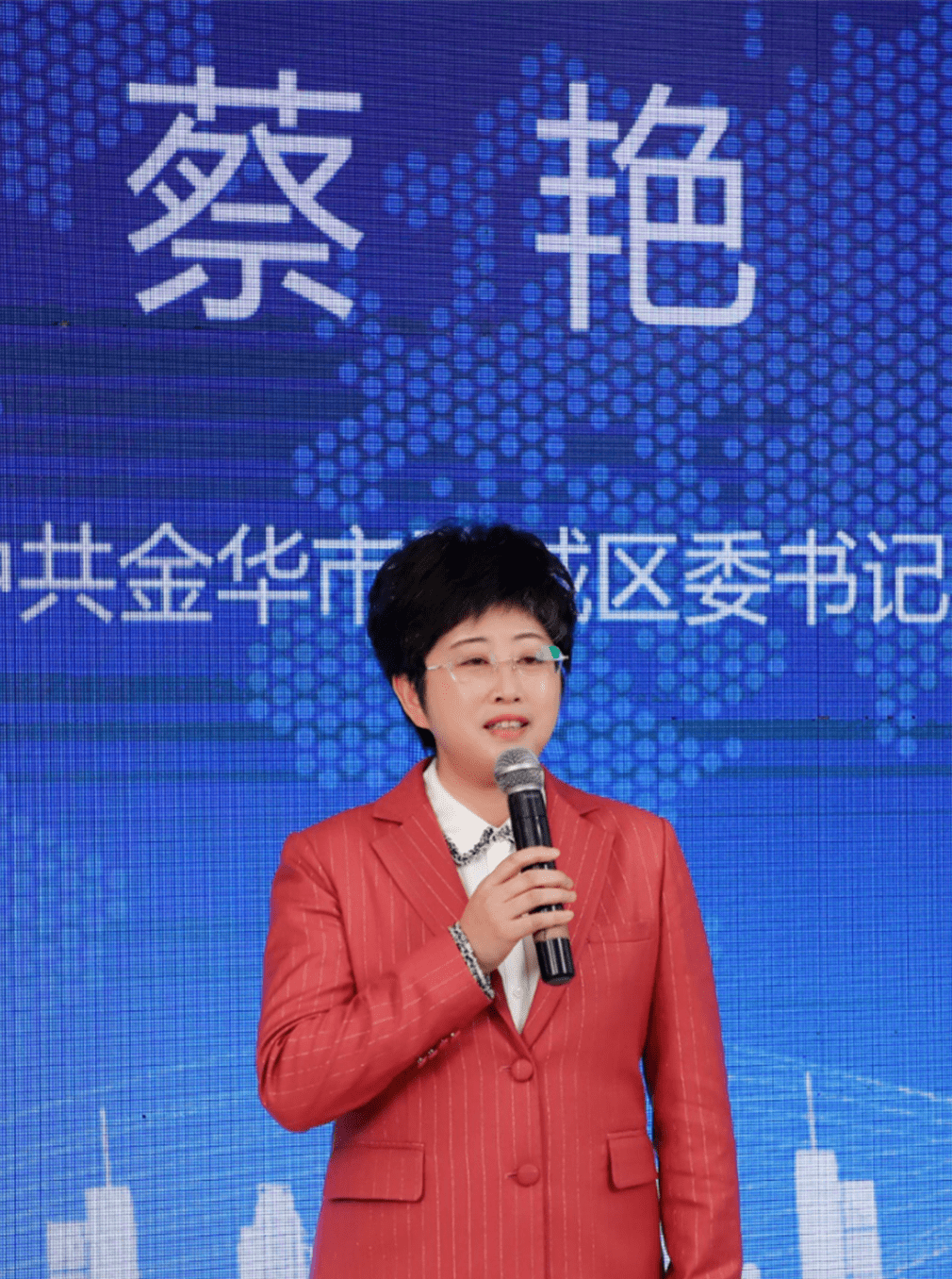 聚集青年人才,打造创新名城!蔡琰在云招彩上线仪式上介绍了虞城在线