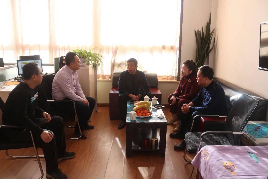 走访慰问区委副书记秦豹节前到区委机要局走访慰问