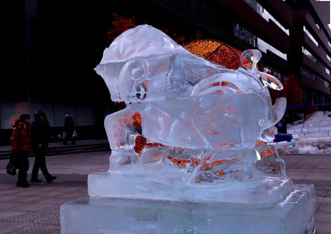 做工精细,令行人欣赏,拍照,喜迎新春到来……沈城太原街的冰雕沈阳