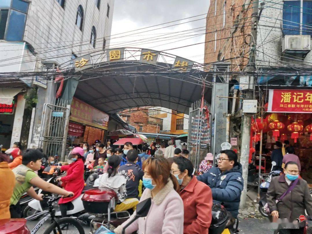 今天太多钦州人去老街买对联年货了,人民路挤满了电动车大军,有些开着