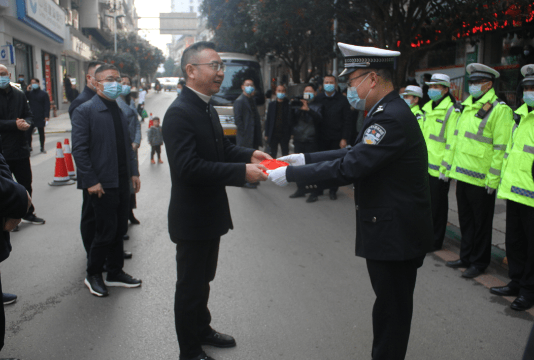 四川渠县县委书记王飞虎慰问一线民警辅警