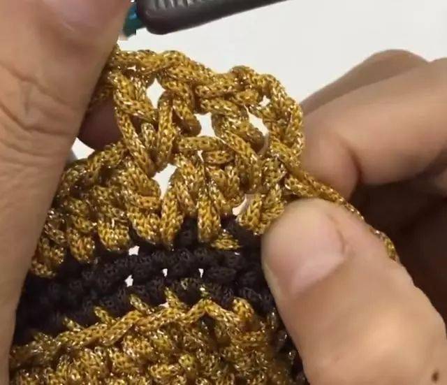 空心线钩编手提包,大气漂亮,能与大牌媲美