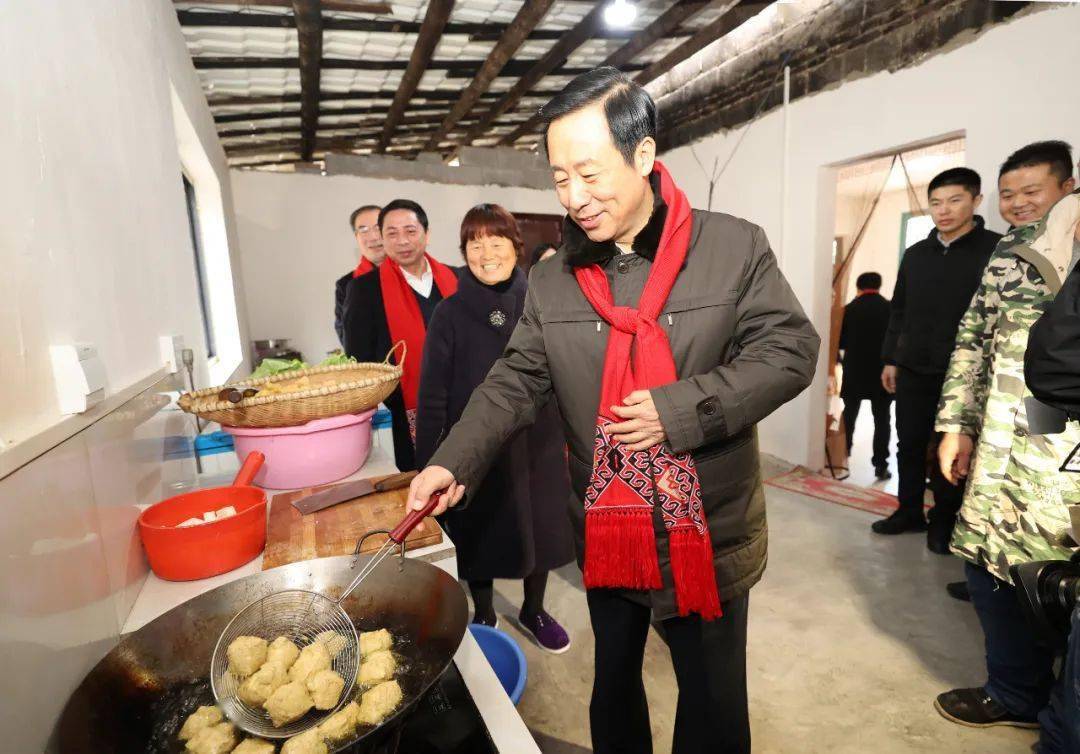 大年二十九湖南省委书记许达哲在张家界和土家族群众同过赶年