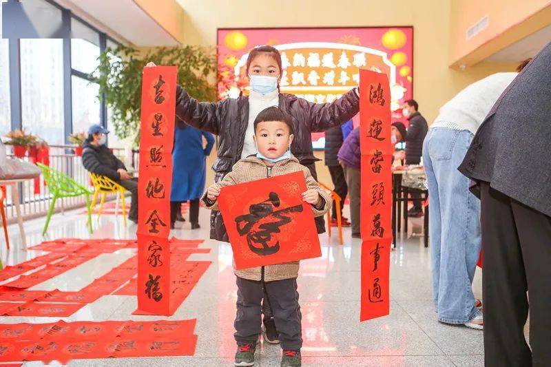 送福字贴春联就地过年年味不打折