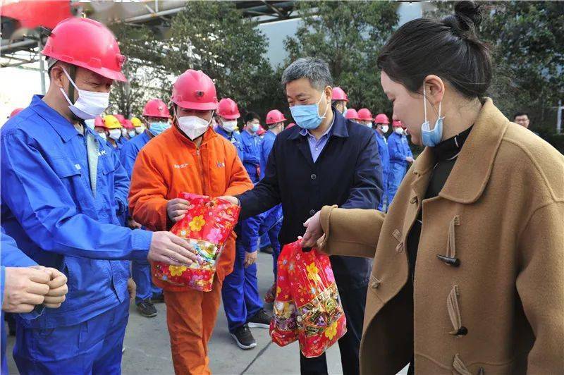 公司领导张小国,李文利,李革命,张安邦,李新战,王拥军及公司高管参加