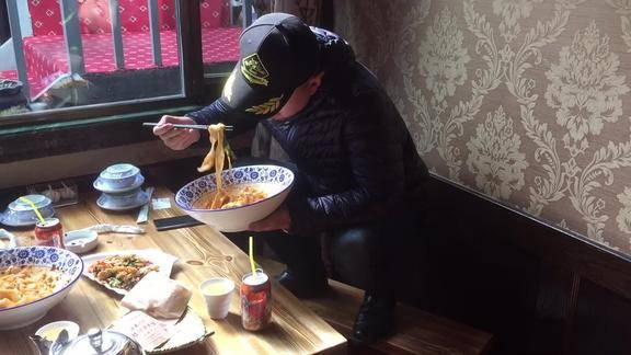 陕西八大怪凳子不坐蹲起来美食吃油泼面拉萨