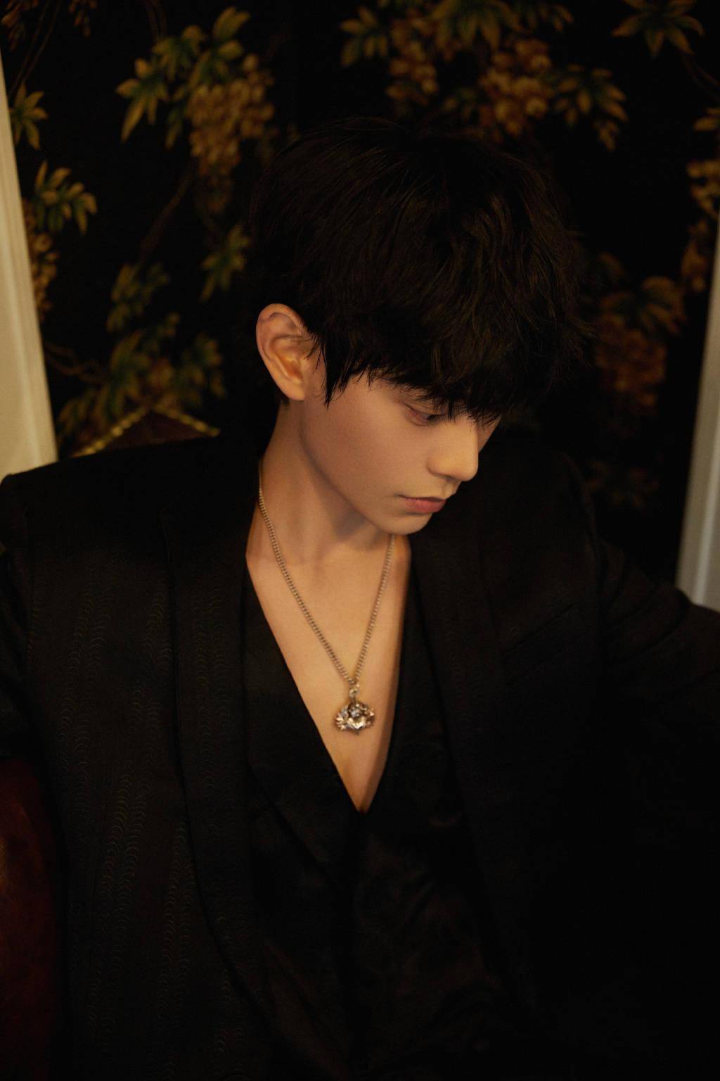 丁禹兮东方卫视春晚造型大片公开 一袭黑衣优雅帅气魅力值拉满!