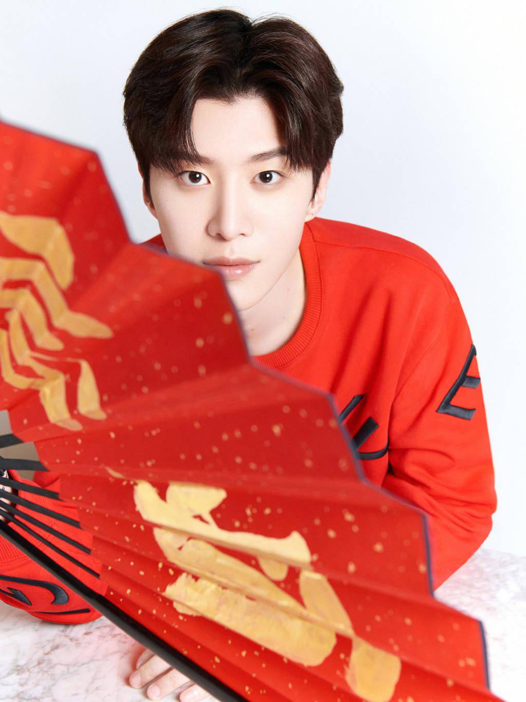 大年初一被范丞丞新图包围好幸福喜庆小范少爷三方营业给您拜年啦