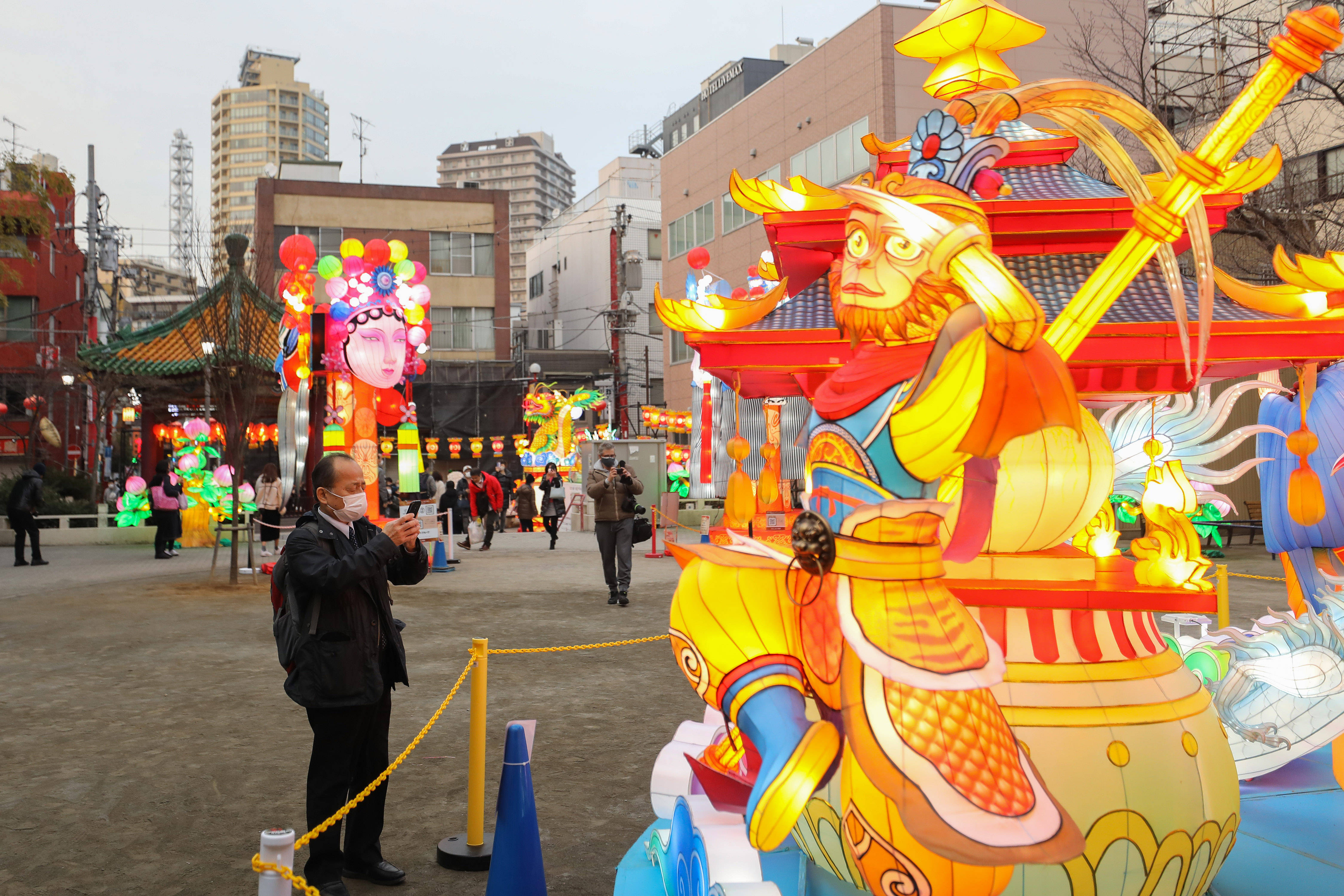 为庆祝中国农历新年,日本横滨中华街的公园12日展出以中国文化为主题