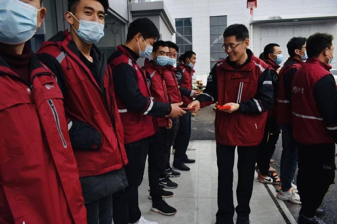 喻渭蛟董事长潘水苗总裁大年初一慰问一线员工百万红包给快递小哥拜年