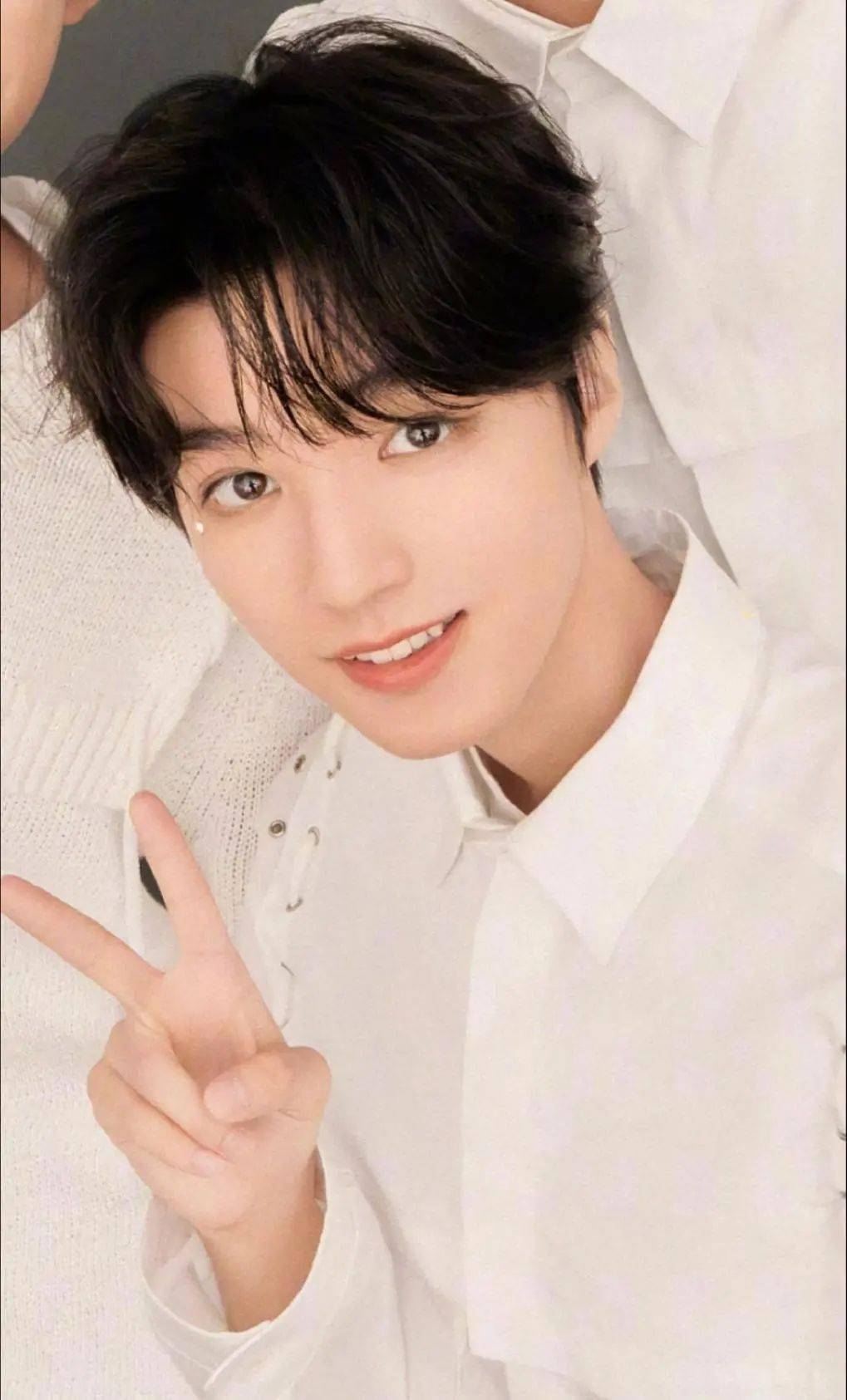 《断桥》王俊凯疑似有抽烟镜头!还和一群阿姨蹦迪,形象好突破