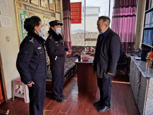 李成光,温云春,陆方,邱小于看望慰问一线执勤值班人员