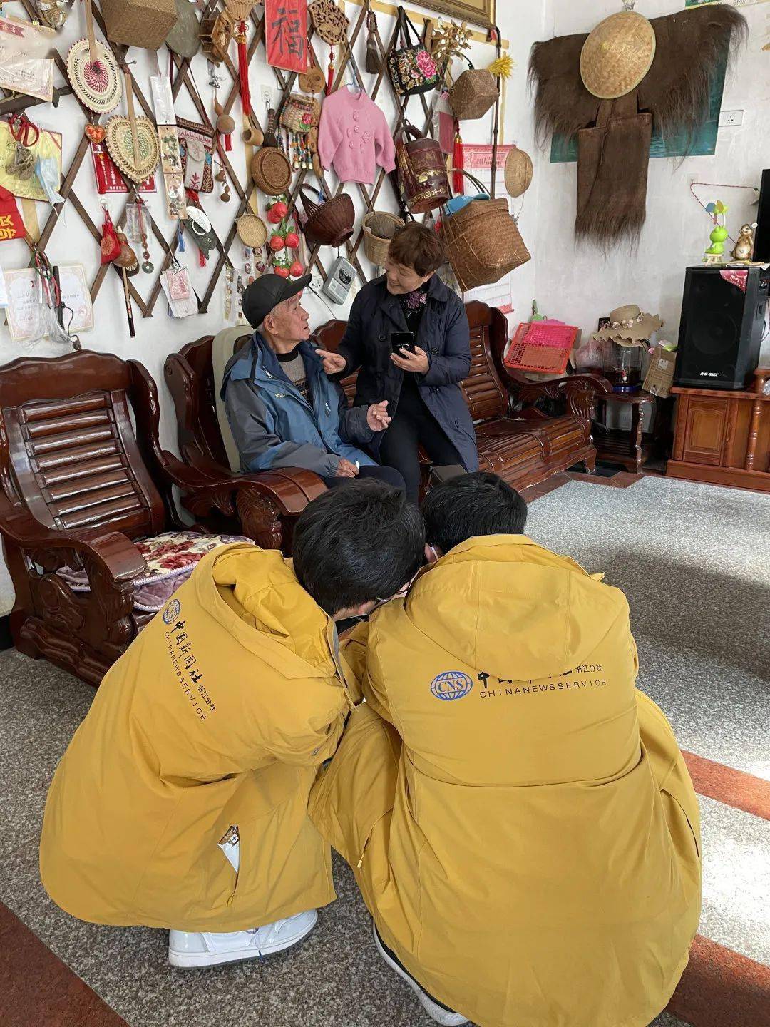 和老人家走在一起很尴尬吗？ 梦见很多老人家坐在一起