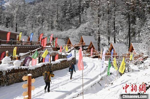 四川阿坝演绎青春版冰雪“奇缘”