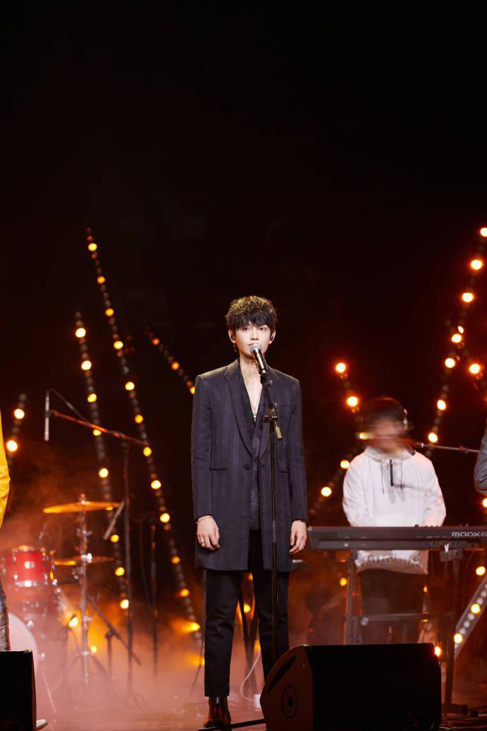 丁禹兮东方卫视春晚舞台回顾与joyside乐队惊喜合作唱响少年的梦想与