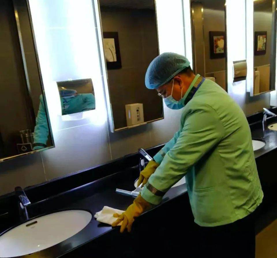 白云机场航站楼保洁员:今年的春节我们都在岗