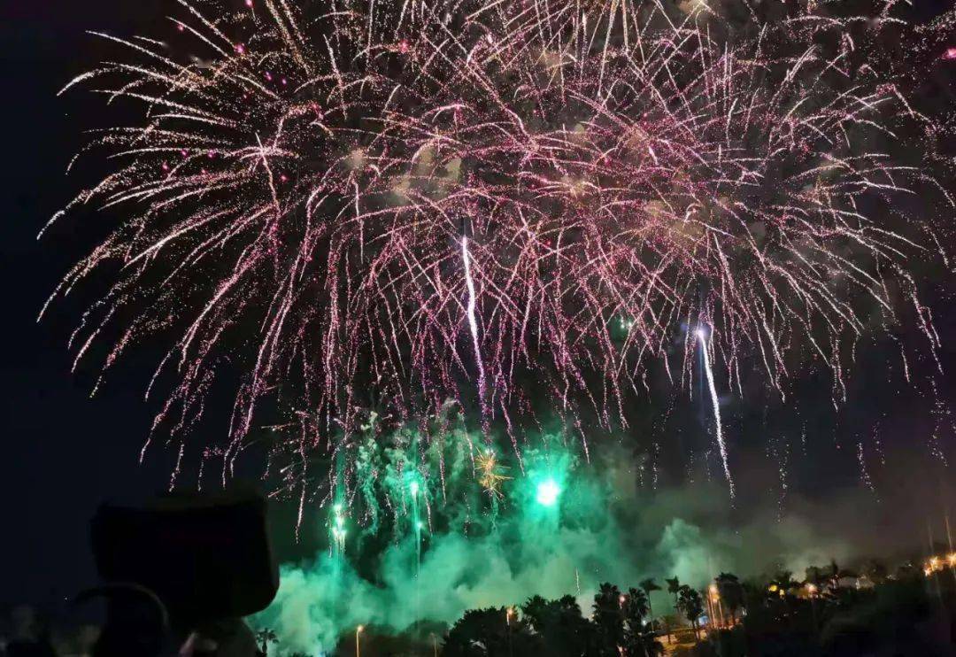 刚刚!刷屏!厦门烟花冲上热搜!69000余发焰火奔腾升空,太美了!_人人