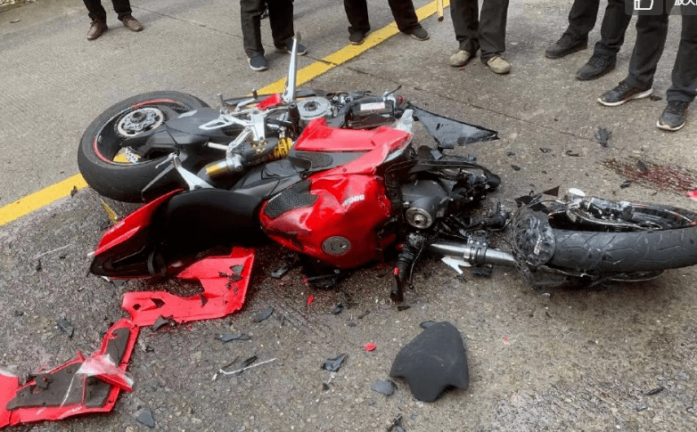 从整个车辆损坏的程度可以看出,钢圈已经被干废,轮毂干瓢,前面也断头