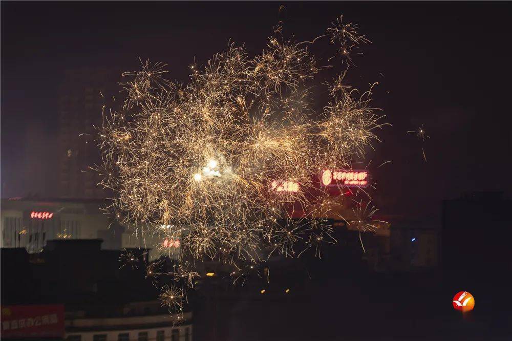 點爆竹空中五顏六色的煙花照亮天幕震耳的爆竹聲拉響了牛年的序幕新