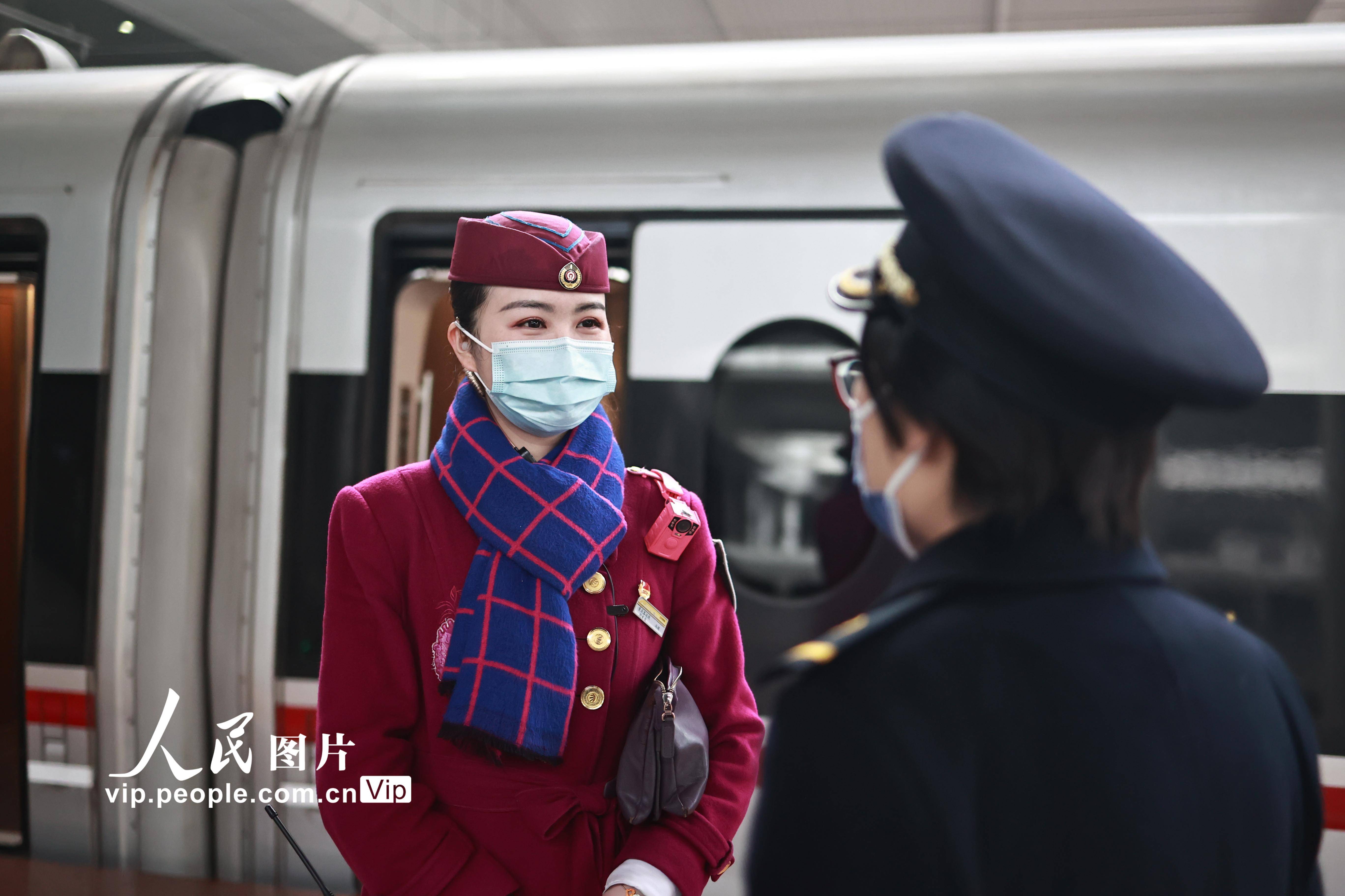 重庆客运段动车一队90后列车长冯娟,除夕当天她从早上5点起床工作到了