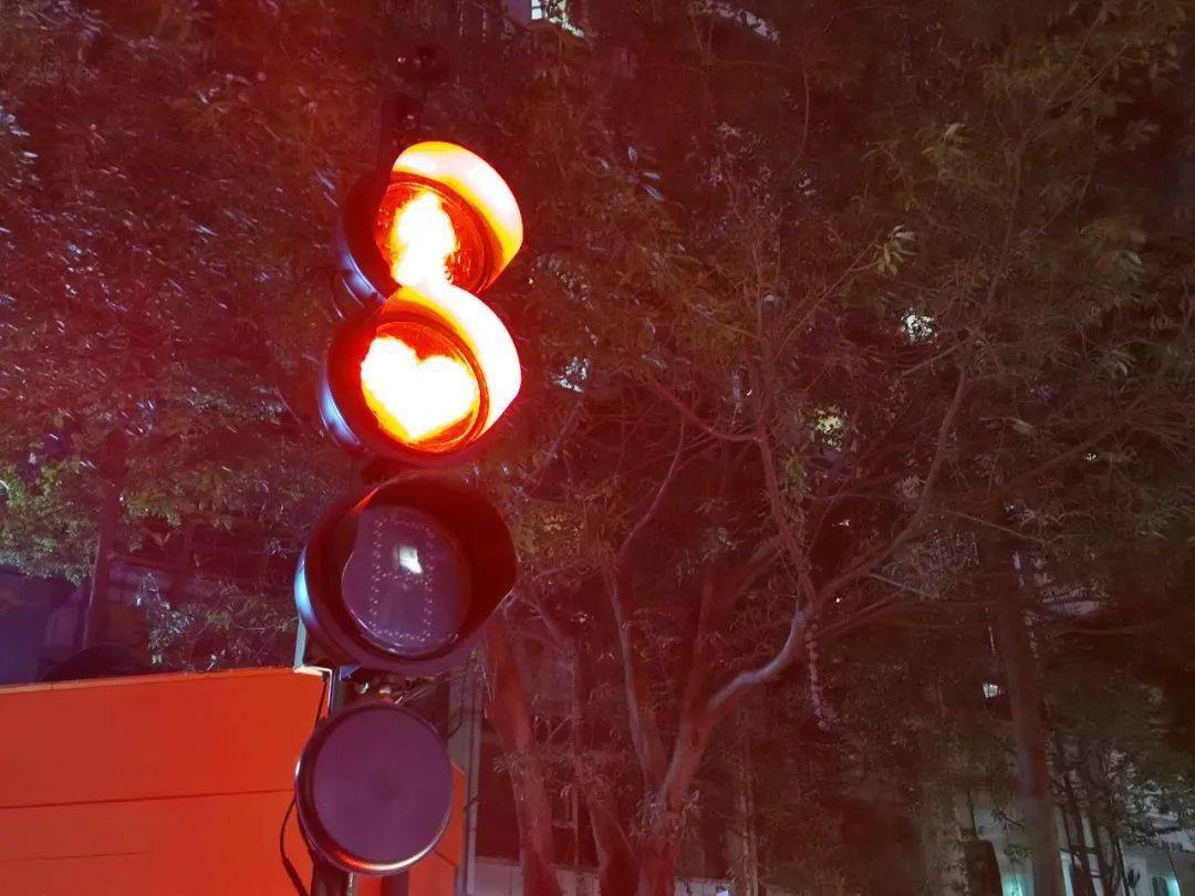 天仙桥北路的红绿灯暖到了被地铁2号线东门大桥站外有小伙伴私信小微