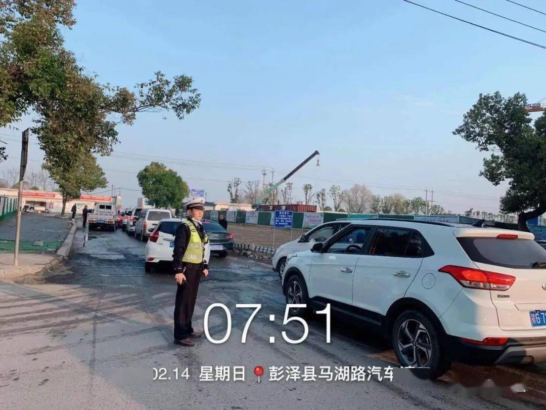 春节我在岗熟悉的路口温暖的身影不变的守护