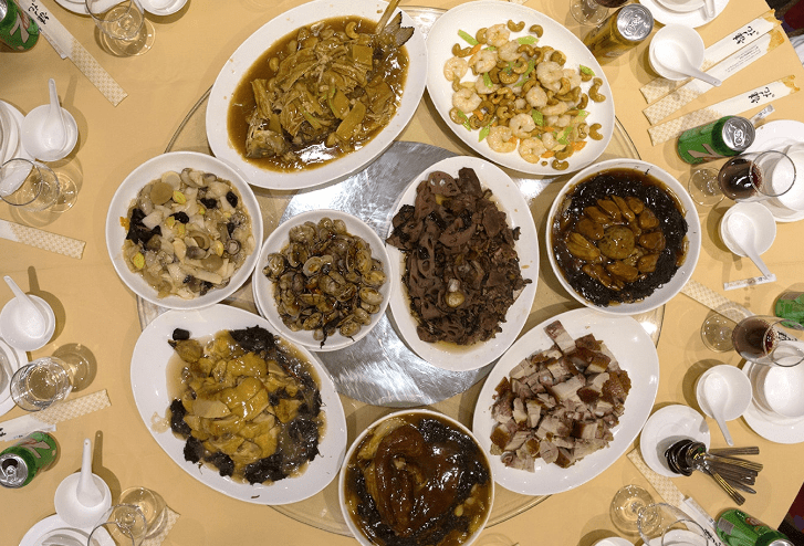 在香港 年初二吃饭 老板夹了根鸡腿给员工 知道啥意思 年饭