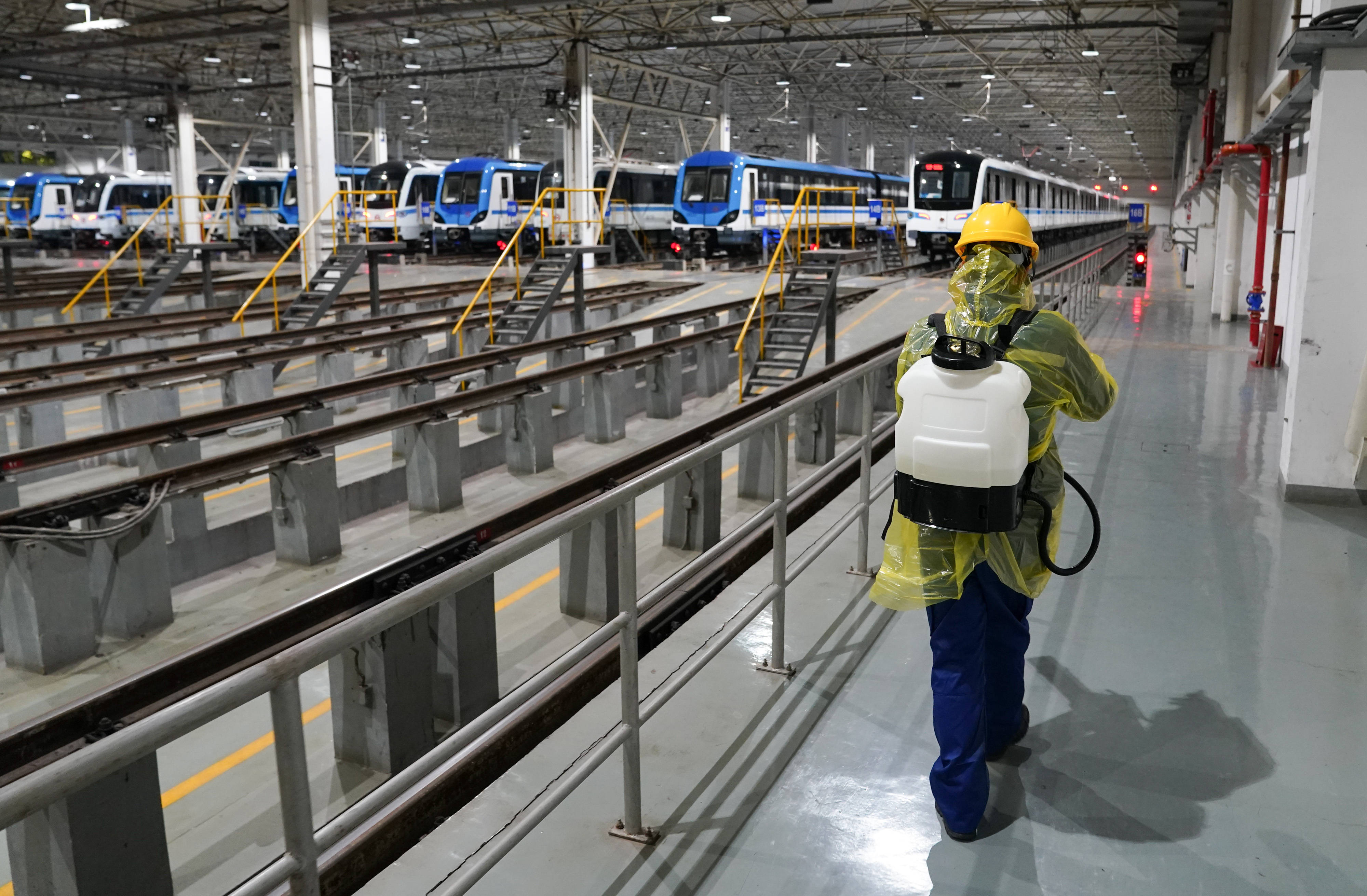 坚守岗位的地铁保洁员