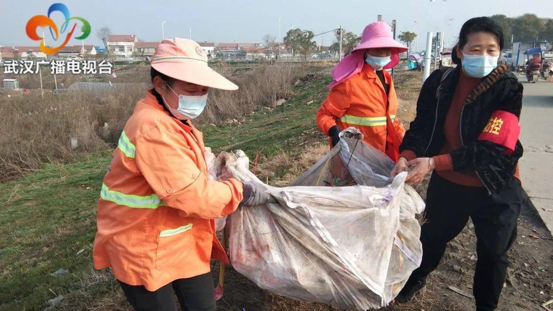 新洲区：举水西堤爆竹碎屑遍地 环卫工人加班加点忙清理