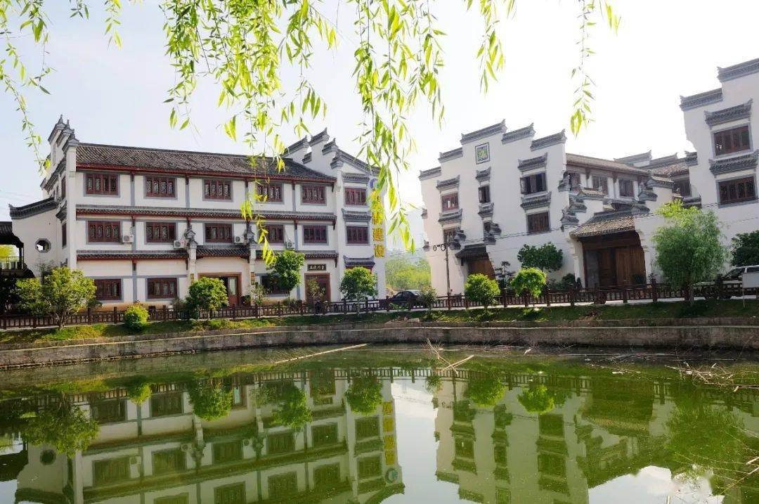 汇溪镇浚头村◆ 临海市羊岩山河头镇殿前村该村位于镇区,同镇政府