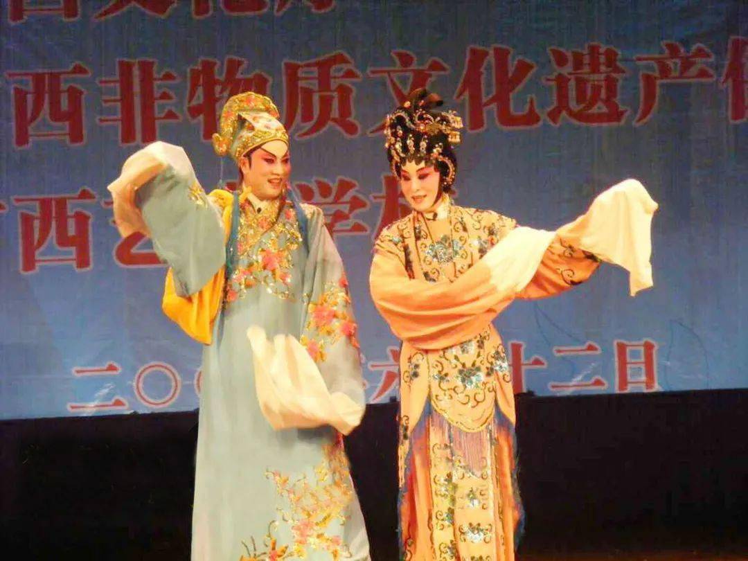 最初的牛娘戏舞美比较简单,演员的化装,服装都比较生活化,布景只需一